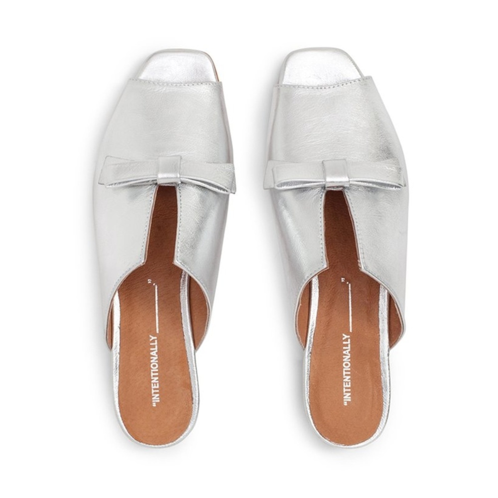 Intentionally Blank Leather Sandal - Picture 3 of 8